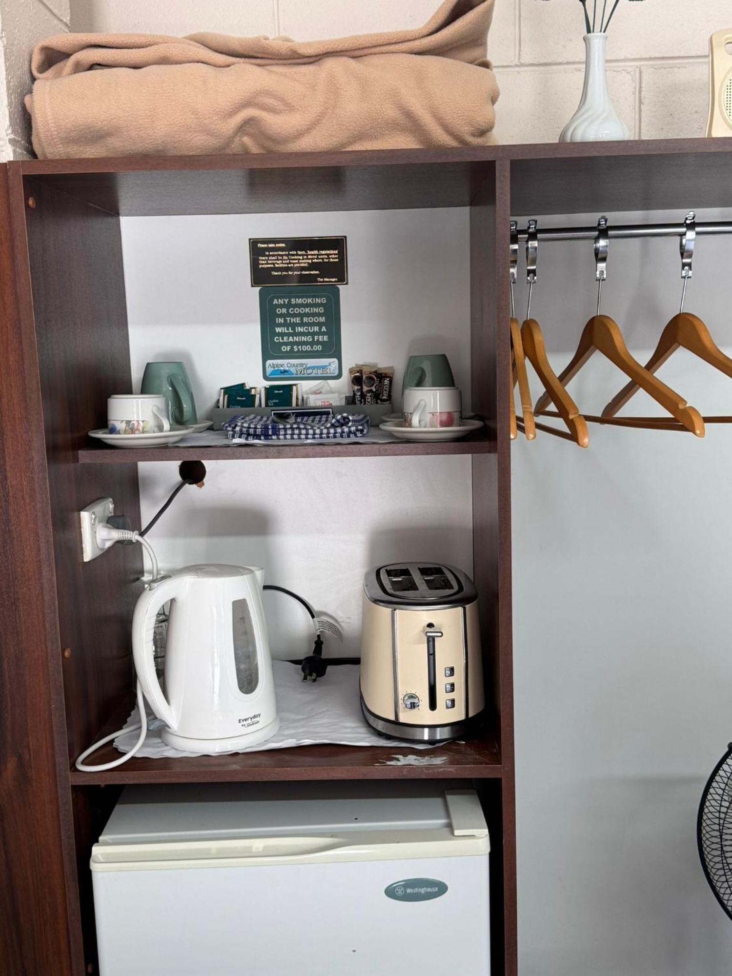 Alpine Country Motel Plus Free Coffee Кума Екстериор снимка